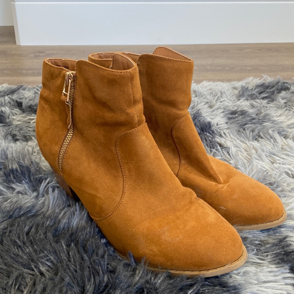 Women’s classy tan heel boot with gold zipper